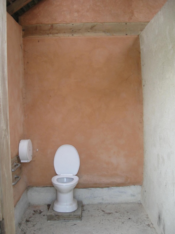 Intérieur du toilettes PMR avec les enduits